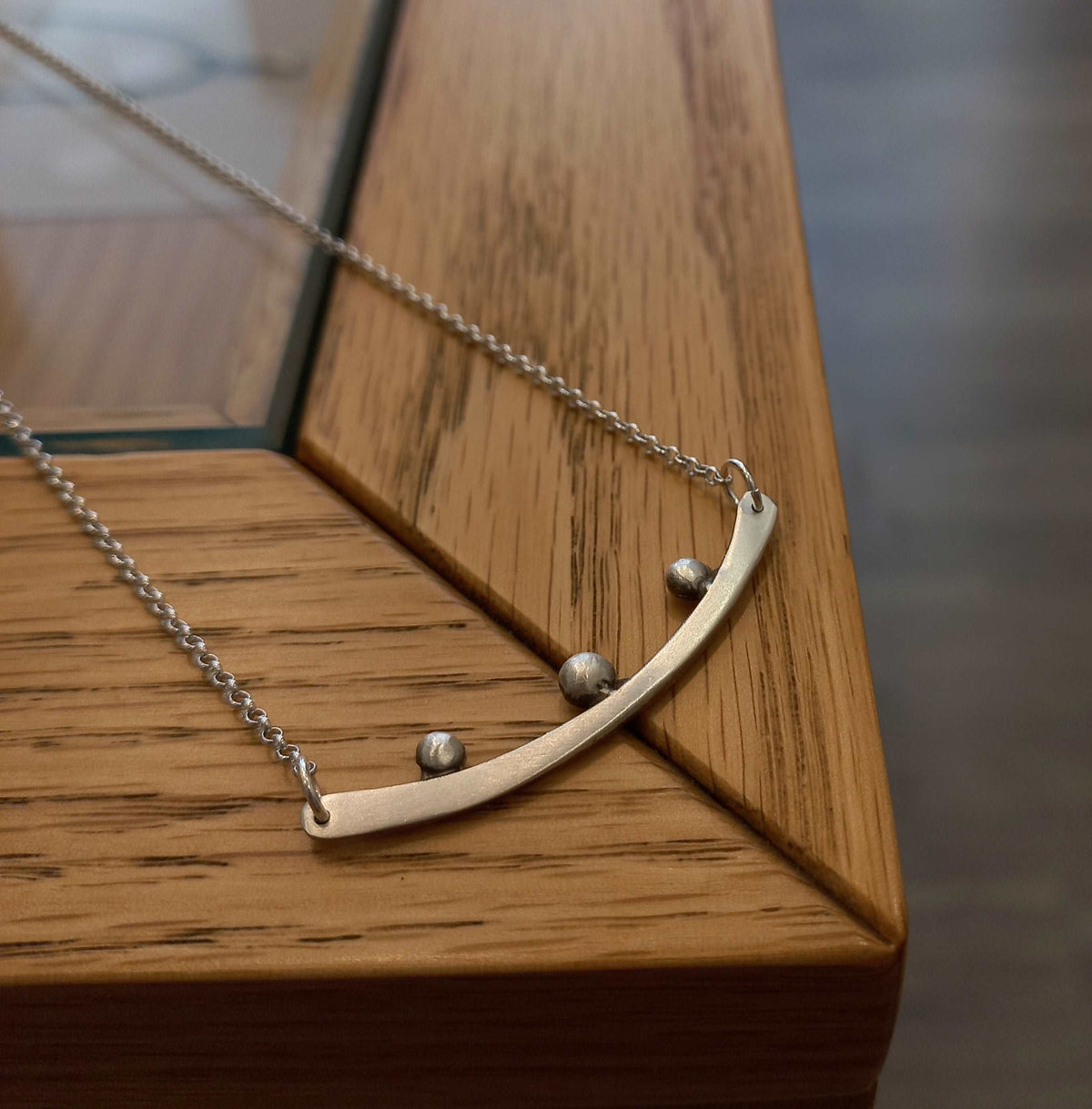 Bar necklace with granules