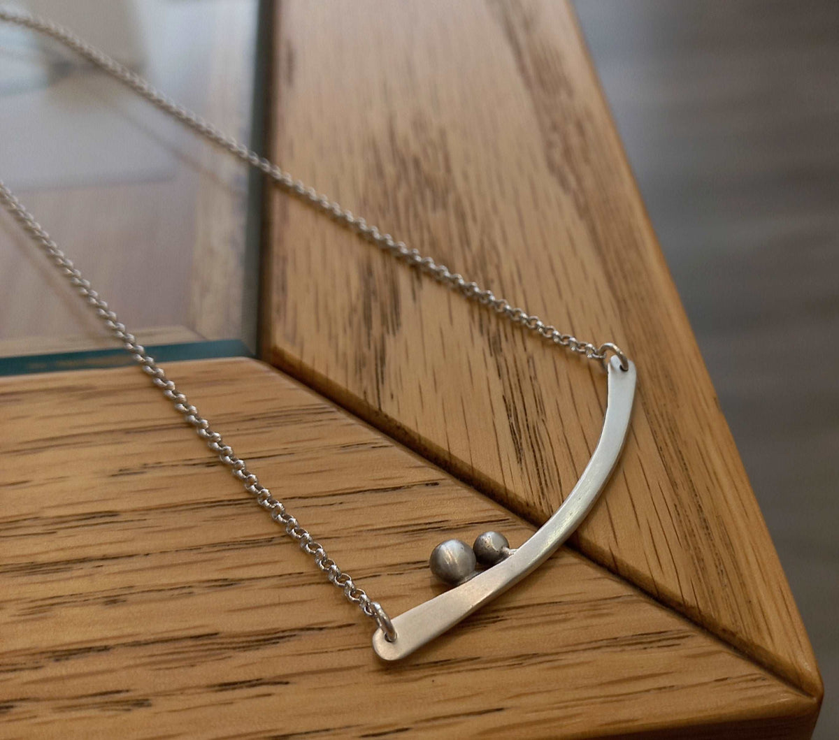Bar necklace with granules