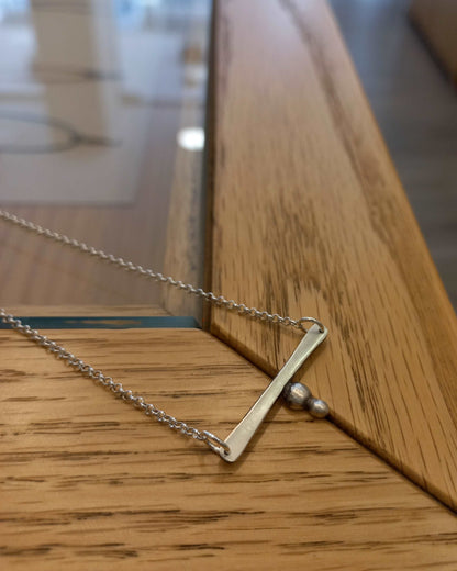 Mini bar necklace with granules