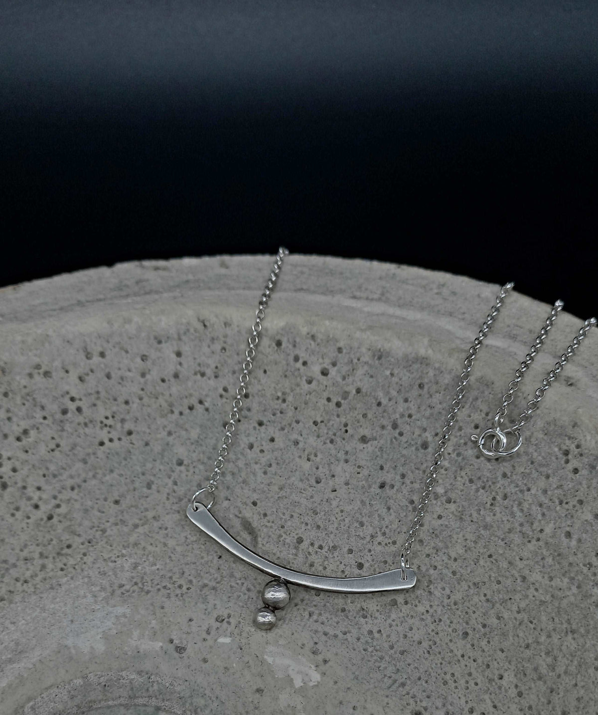 Bar necklace with granules