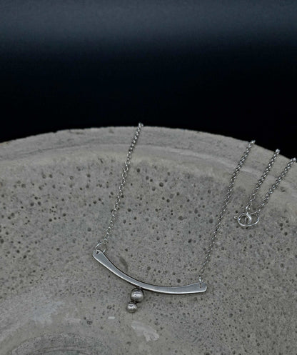Bar necklace with granules
