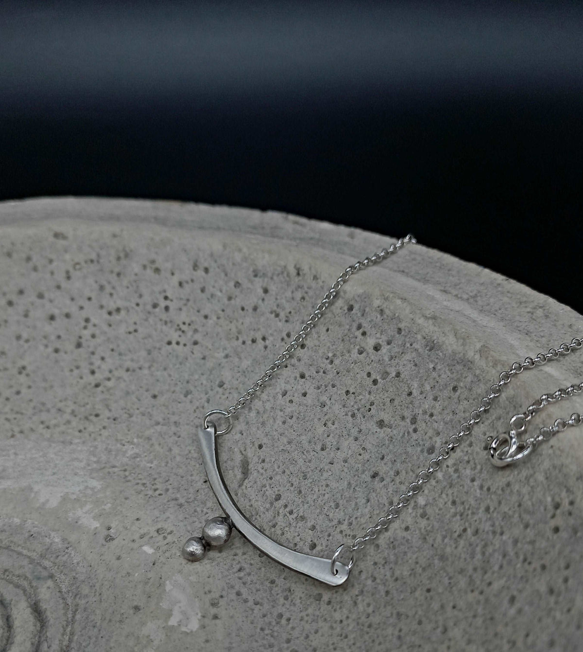 Bar necklace with granules