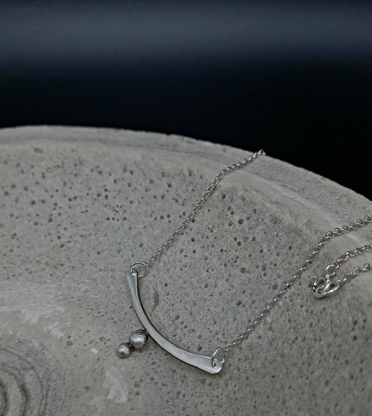 Bar necklace with granules