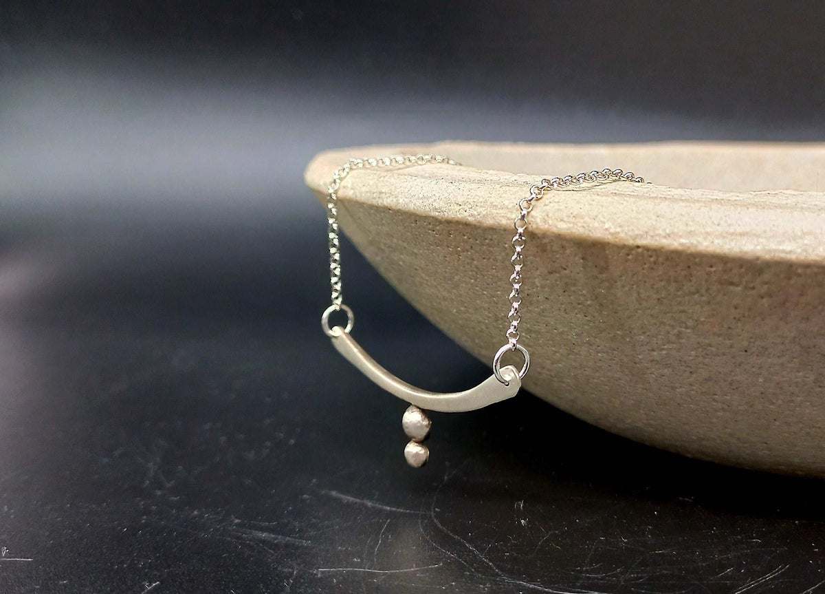 Bar necklace with granules