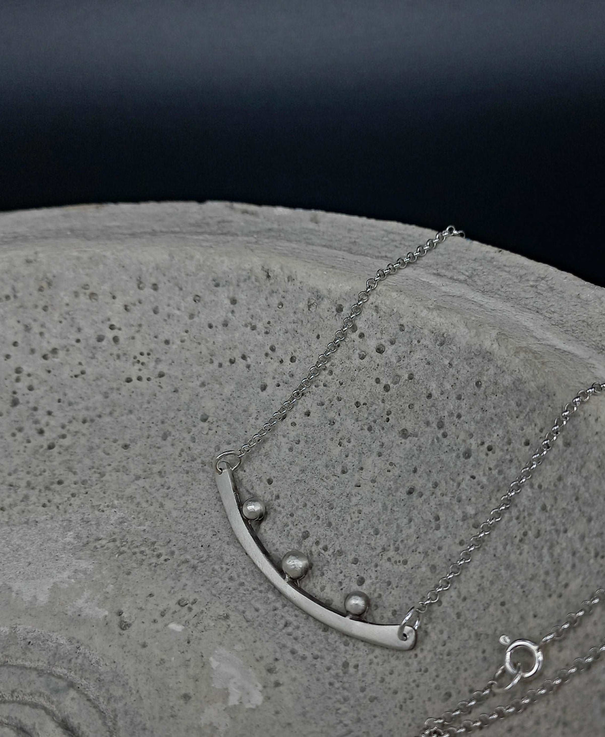 Bar necklace with granules