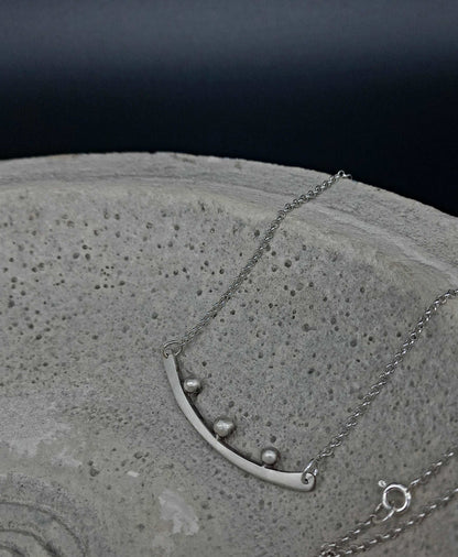 Bar necklace with granules