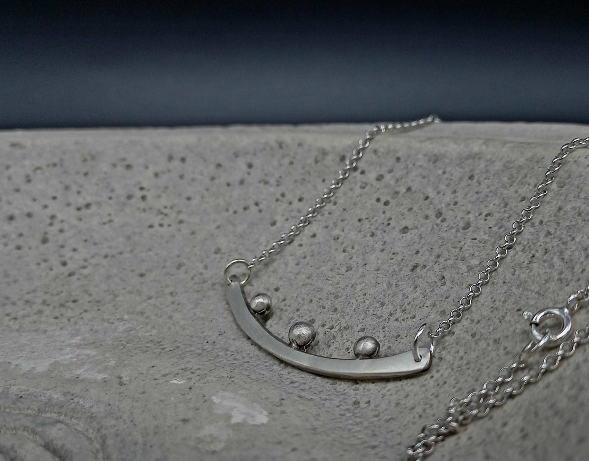 Bar necklace with granules