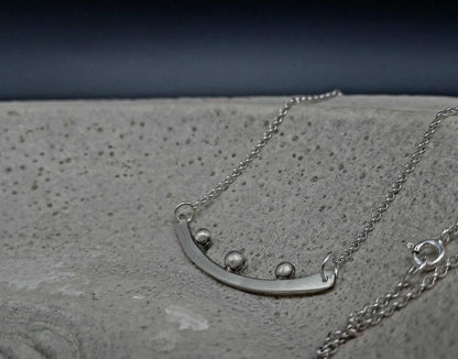 Bar necklace with granules