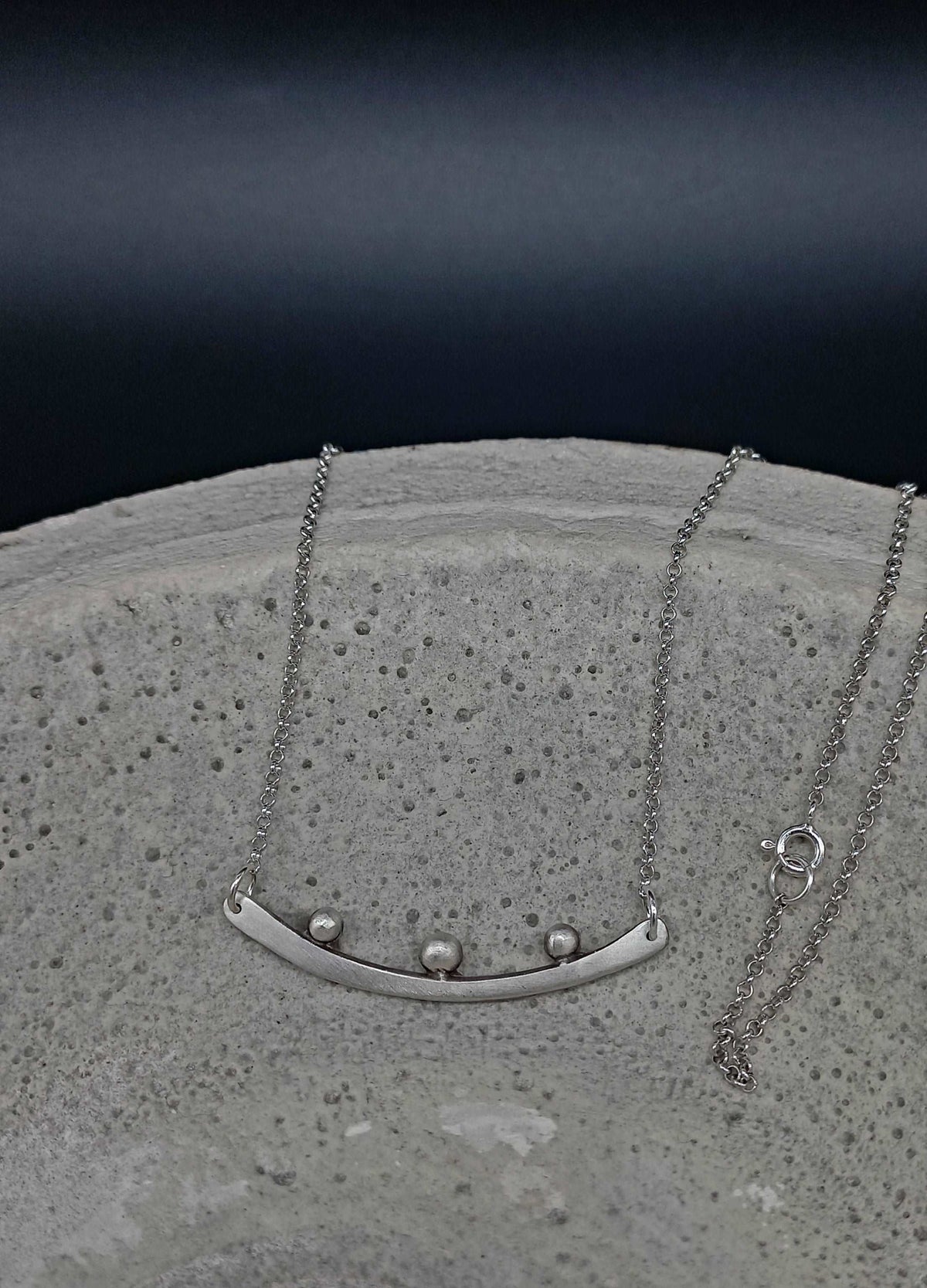 Bar necklace with granules
