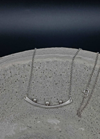 Bar necklace with granules