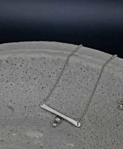 Mini bar necklace with granules