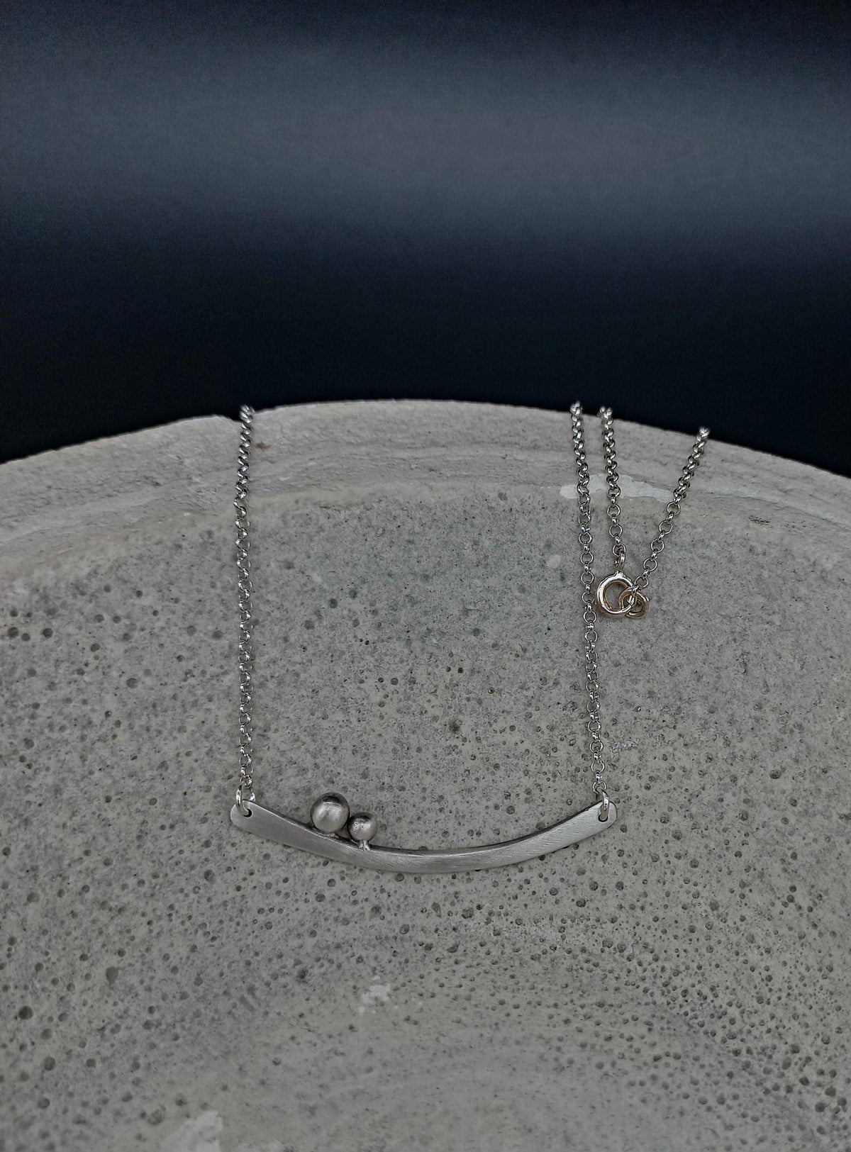 Bar necklace with granules
