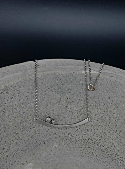 Bar necklace with granules