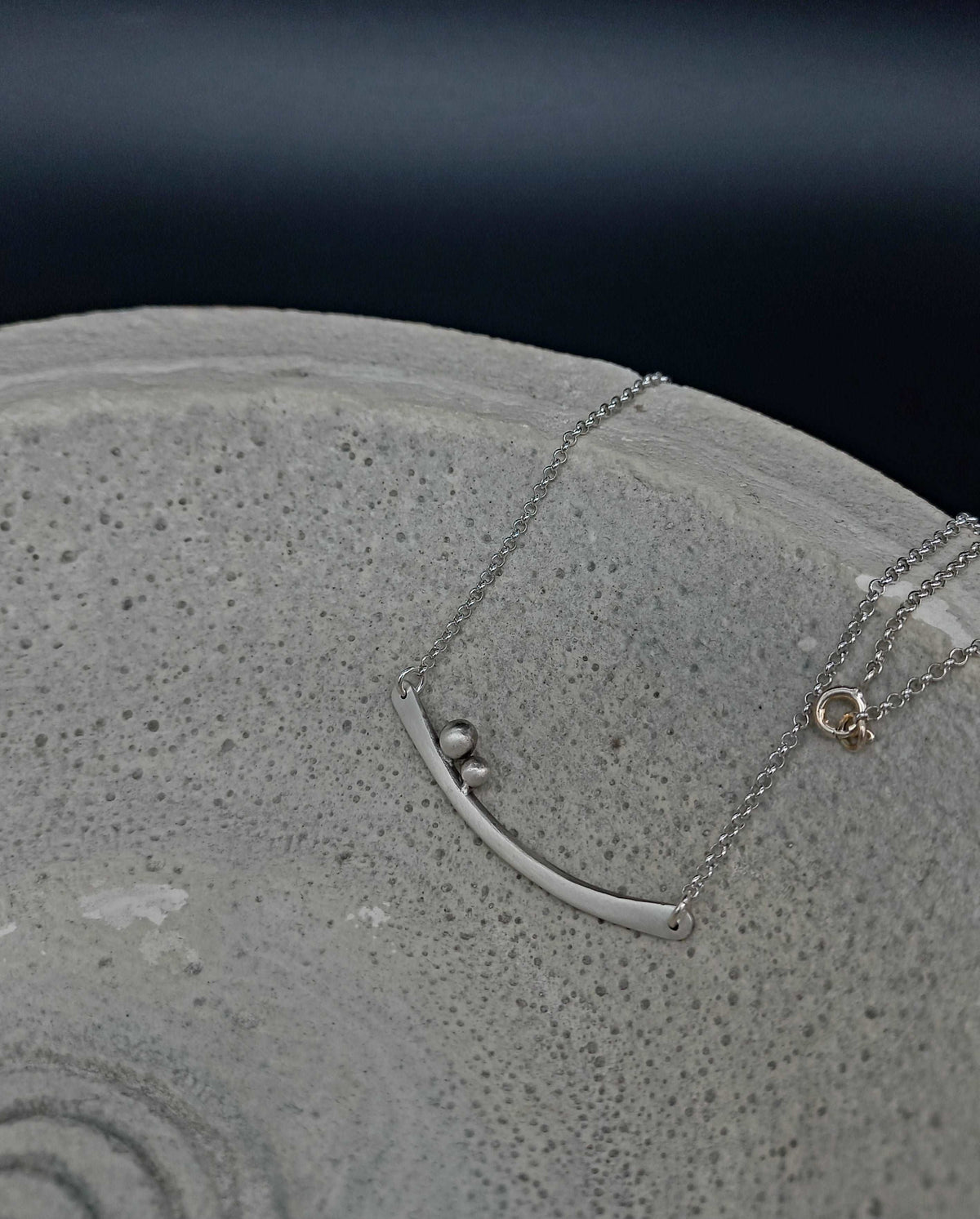 Bar necklace with granules