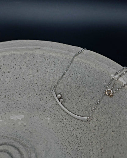 Bar necklace with granules