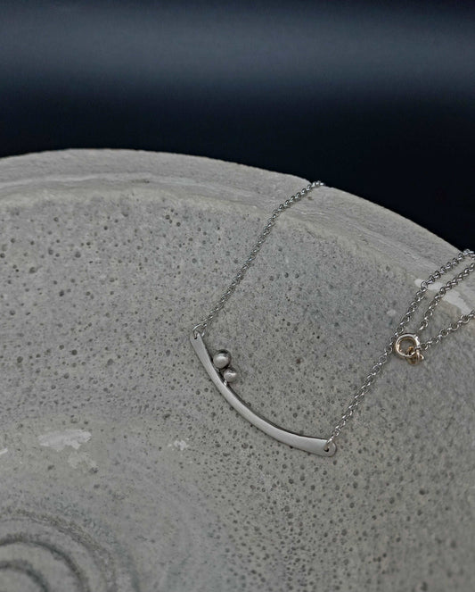 Bar necklace with granules