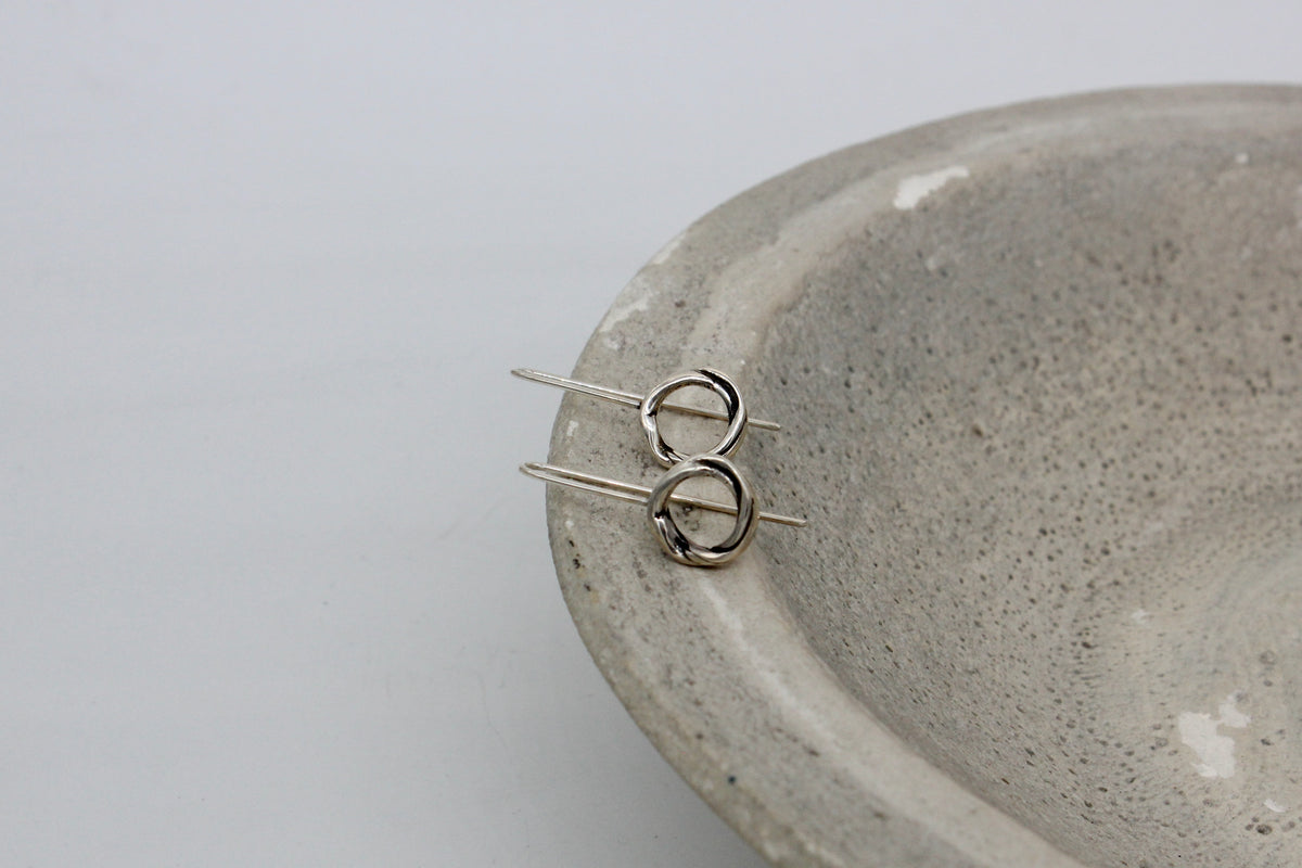 Twist minimal round earrings