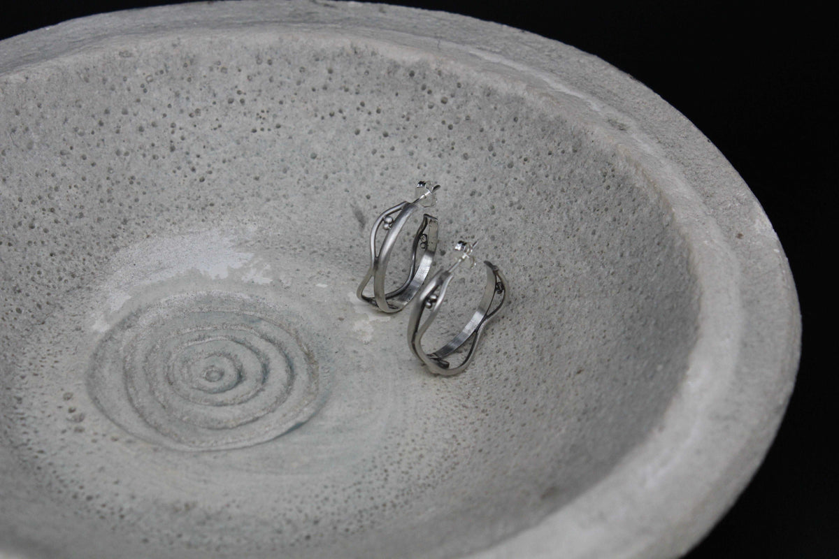 Wavy silver hoops