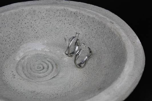 Wavy silver hoops