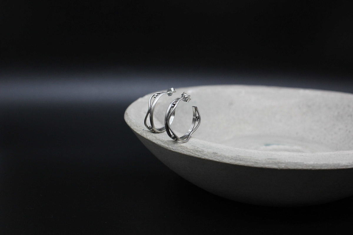 Wavy silver hoops